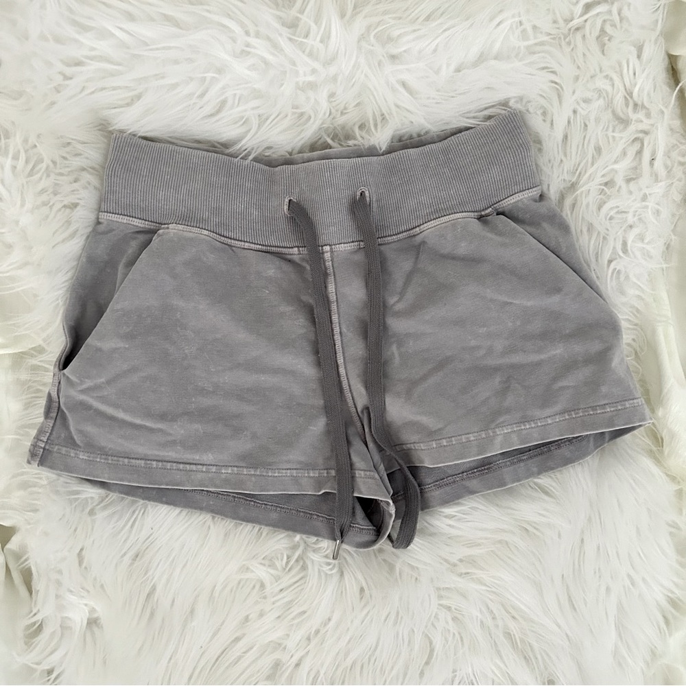 Lululemon Loop Back Mid-Rise Short 2" Size 4